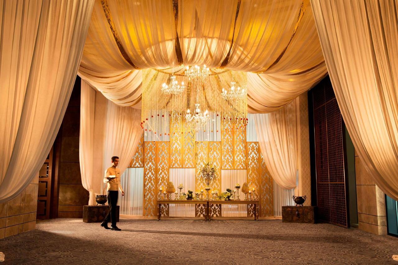 فندق جيه دبليو ماريوت هوتل نيودلهي آيروسيتي المظهر الخارجي الصورة The lobby of the Ritz-Carlton, Dubai