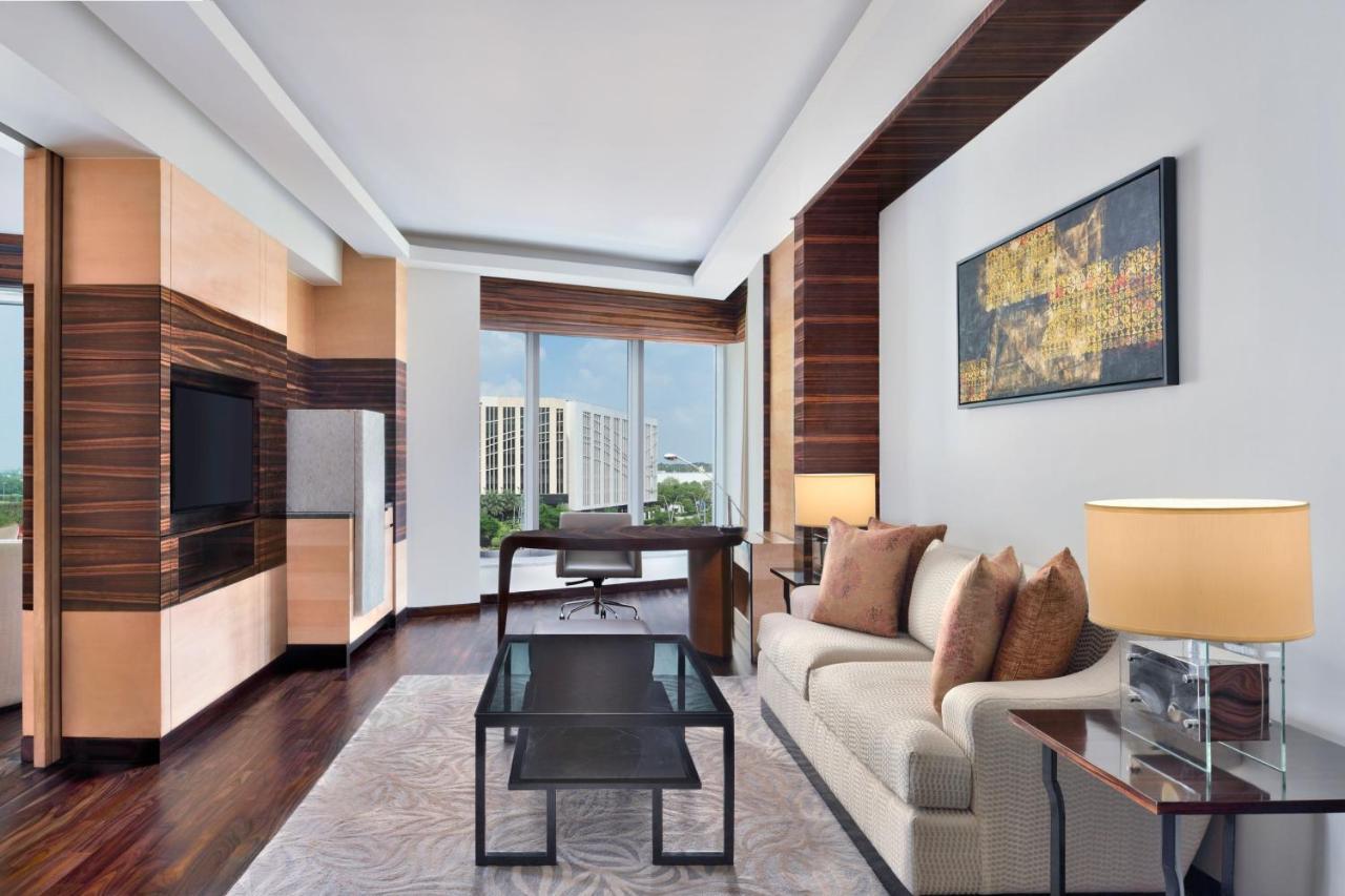 فندق جيه دبليو ماريوت هوتل نيودلهي آيروسيتي المظهر الخارجي الصورة A living room at the Westin