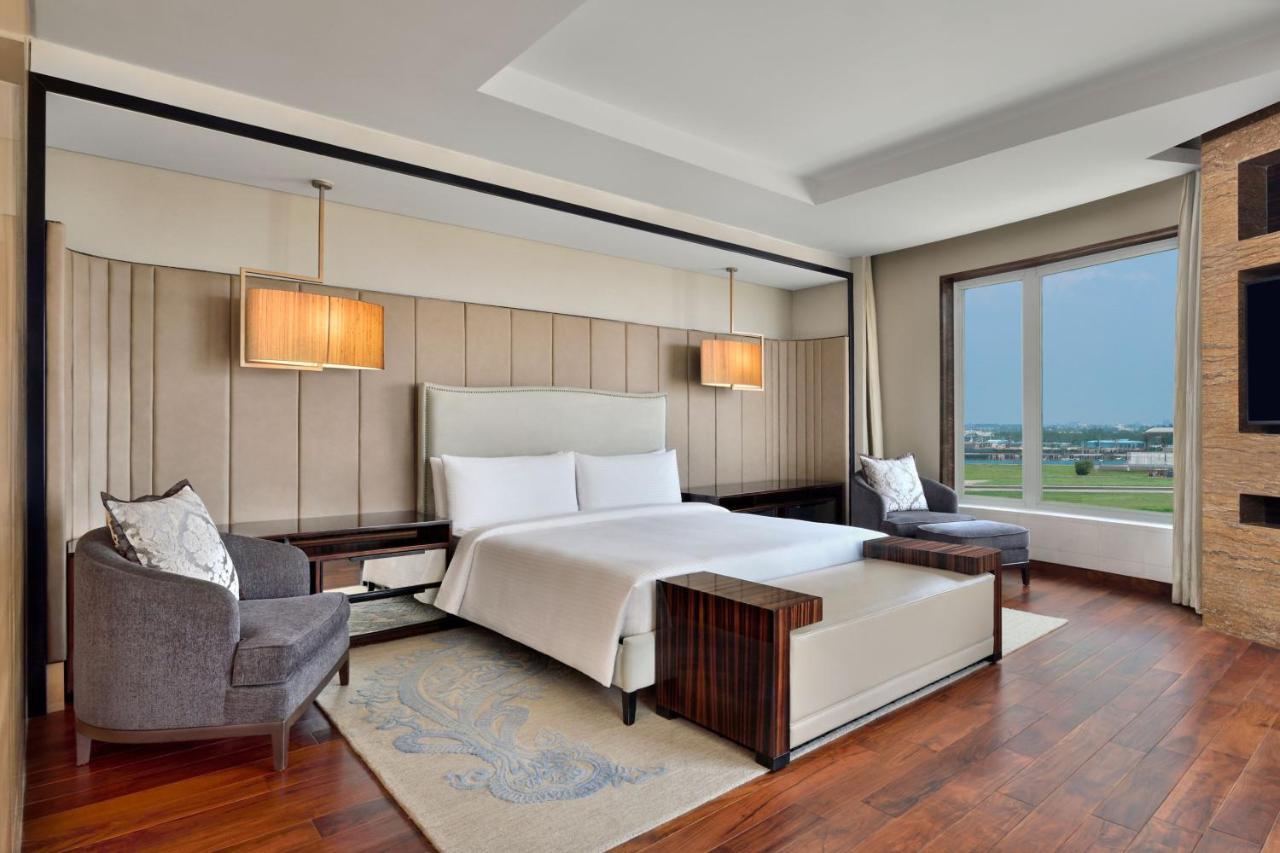 فندق جيه دبليو ماريوت هوتل نيودلهي آيروسيتي المظهر الخارجي الصورة A bedroom at the hotel