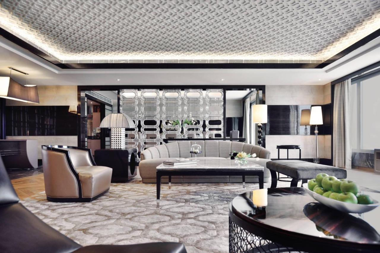 فندق جيه دبليو ماريوت هوتل نيودلهي آيروسيتي المظهر الخارجي الصورة The interior of a suite at the Mandarin Oriental, Hong Kong