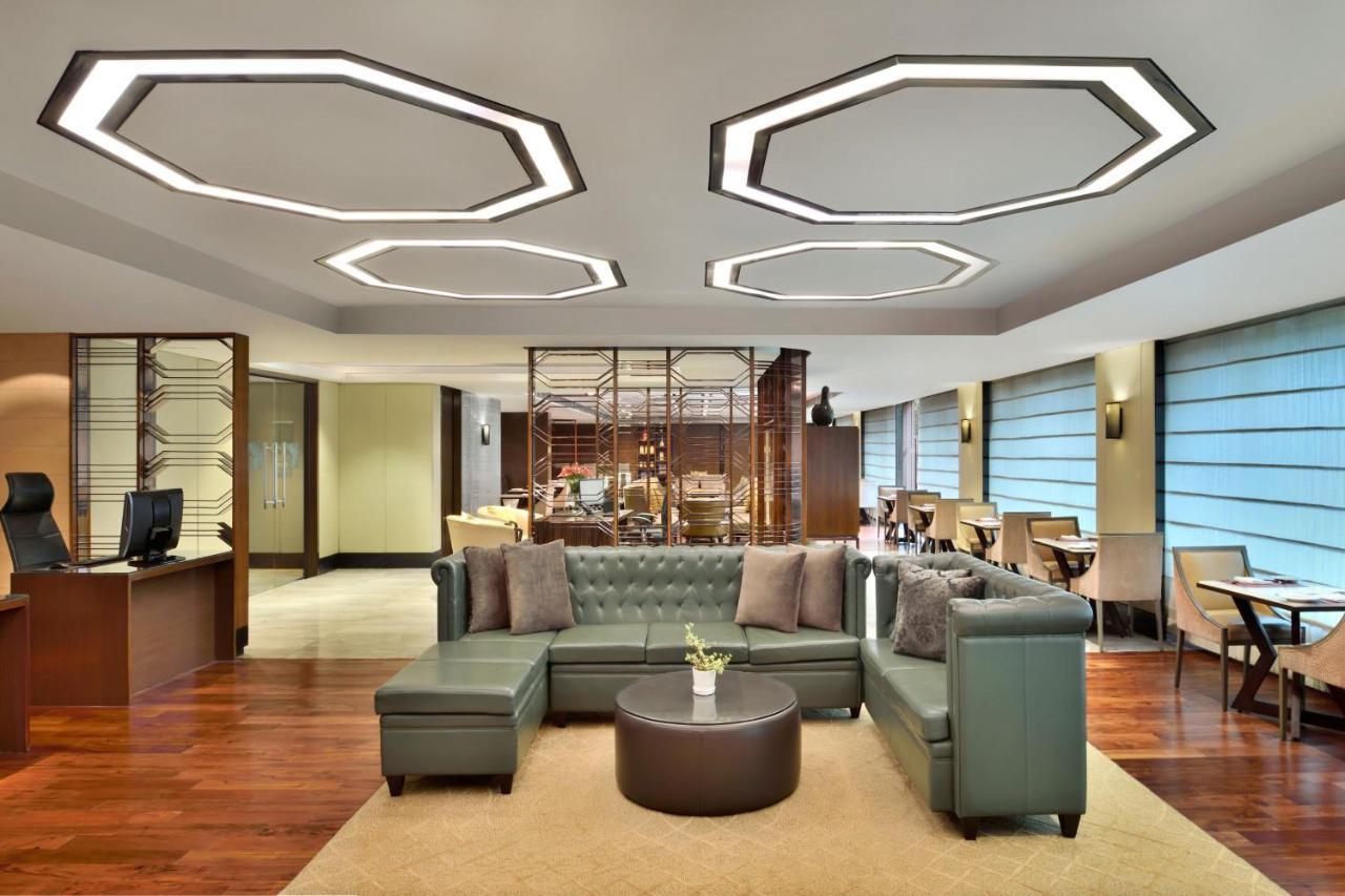 فندق جيه دبليو ماريوت هوتل نيودلهي آيروسيتي المظهر الخارجي الصورة The lounge at the airport