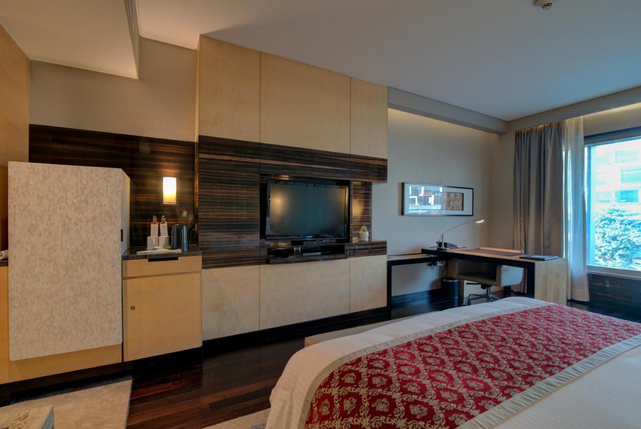 فندق جيه دبليو ماريوت هوتل نيودلهي آيروسيتي المظهر الخارجي الصورة A room at the hotel