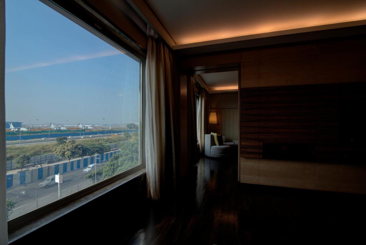 فندق جيه دبليو ماريوت هوتل نيودلهي آيروسيتي المظهر الخارجي الصورة The interior of a suite at the Taj Mahal Palace, Mumbai