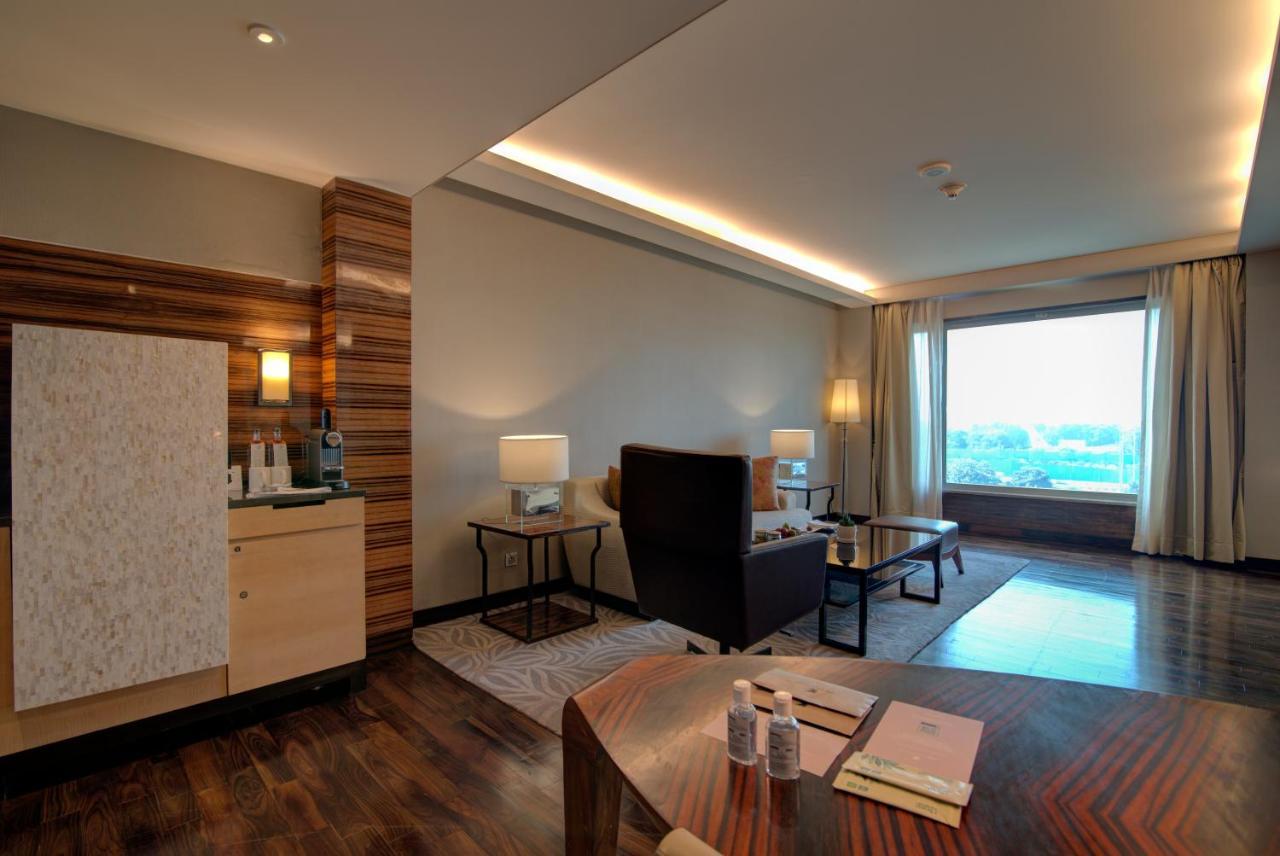 فندق جيه دبليو ماريوت هوتل نيودلهي آيروسيتي المظهر الخارجي الصورة A suite at the hotel