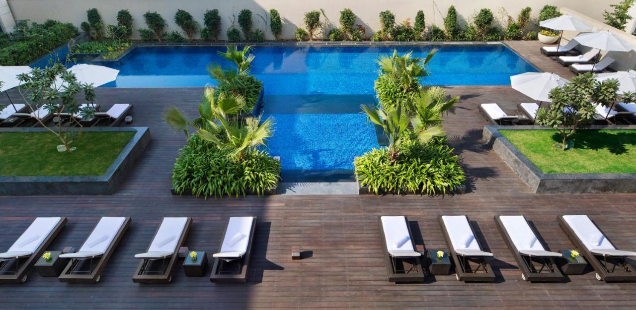 فندق جيه دبليو ماريوت هوتل نيودلهي آيروسيتي المظهر الخارجي الصورة The pool at the hotel