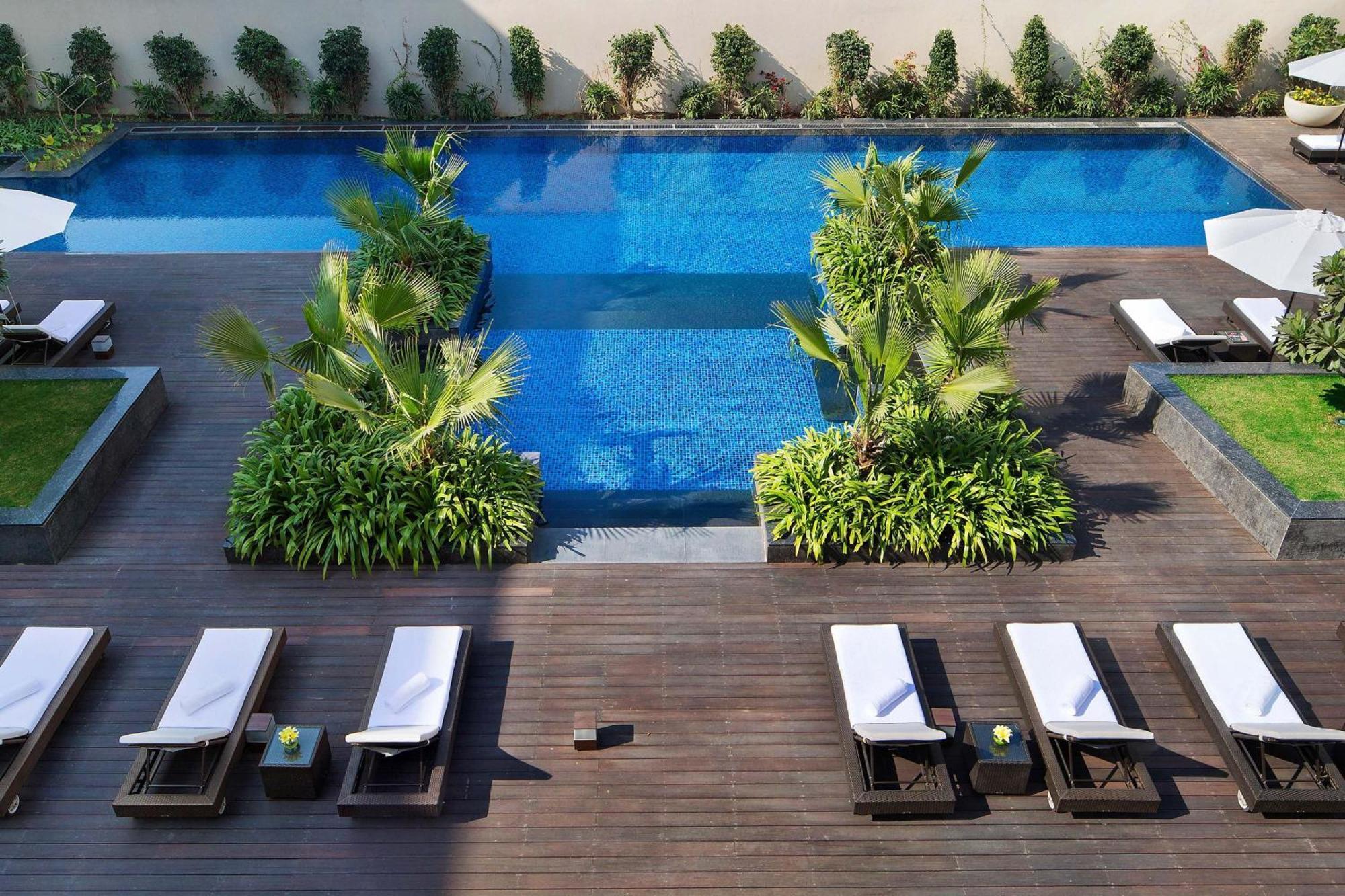 فندق جيه دبليو ماريوت هوتل نيودلهي آيروسيتي المظهر الخارجي الصورة The pool at the hotel