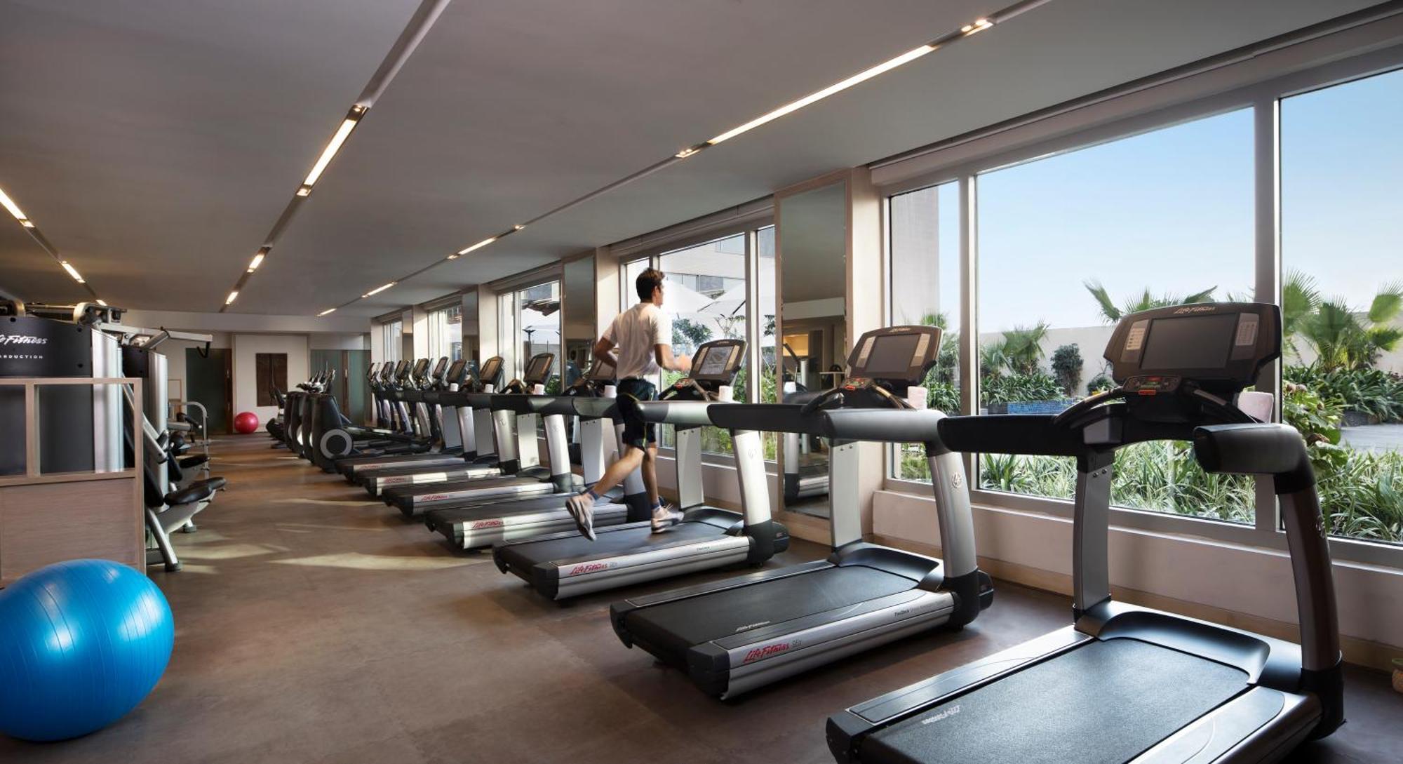 فندق جيه دبليو ماريوت هوتل نيودلهي آيروسيتي المظهر الخارجي الصورة The gym at the hotel