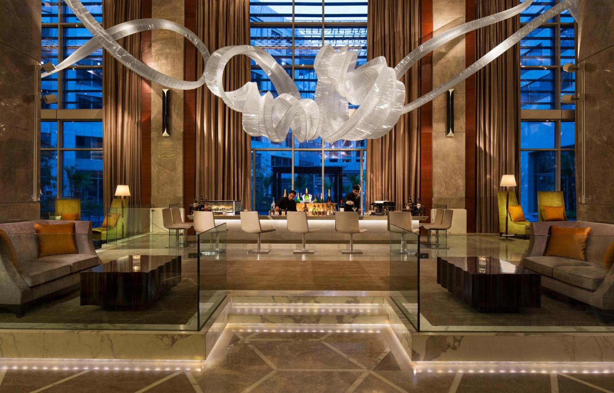 فندق جيه دبليو ماريوت هوتل نيودلهي آيروسيتي المظهر الخارجي الصورة The lobby of the hotel