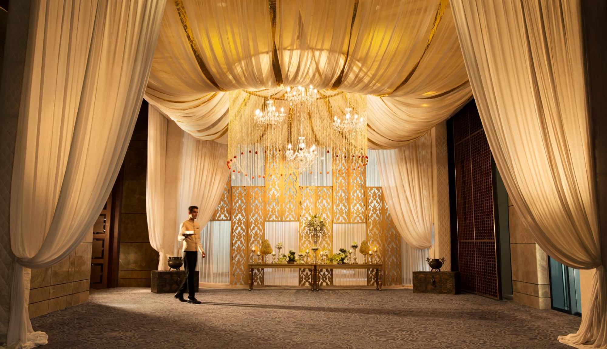 فندق جيه دبليو ماريوت هوتل نيودلهي آيروسيتي المظهر الخارجي الصورة The lobby of the Ritz-Carlton, Dubai
