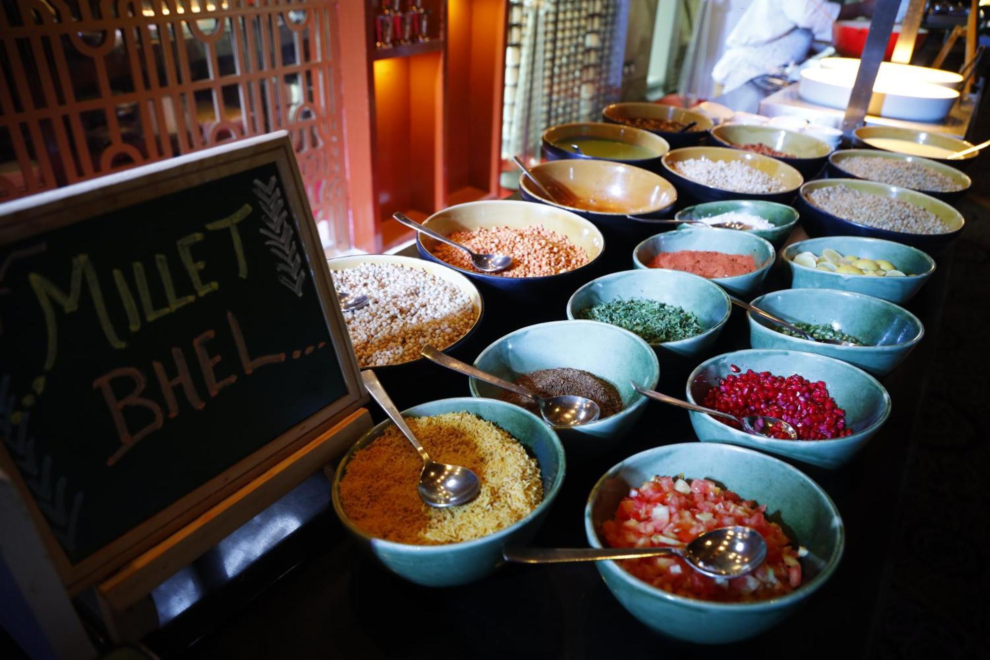 فندق جيه دبليو ماريوت هوتل نيودلهي آيروسيتي المظهر الخارجي الصورة A selection of muesli at a buffet