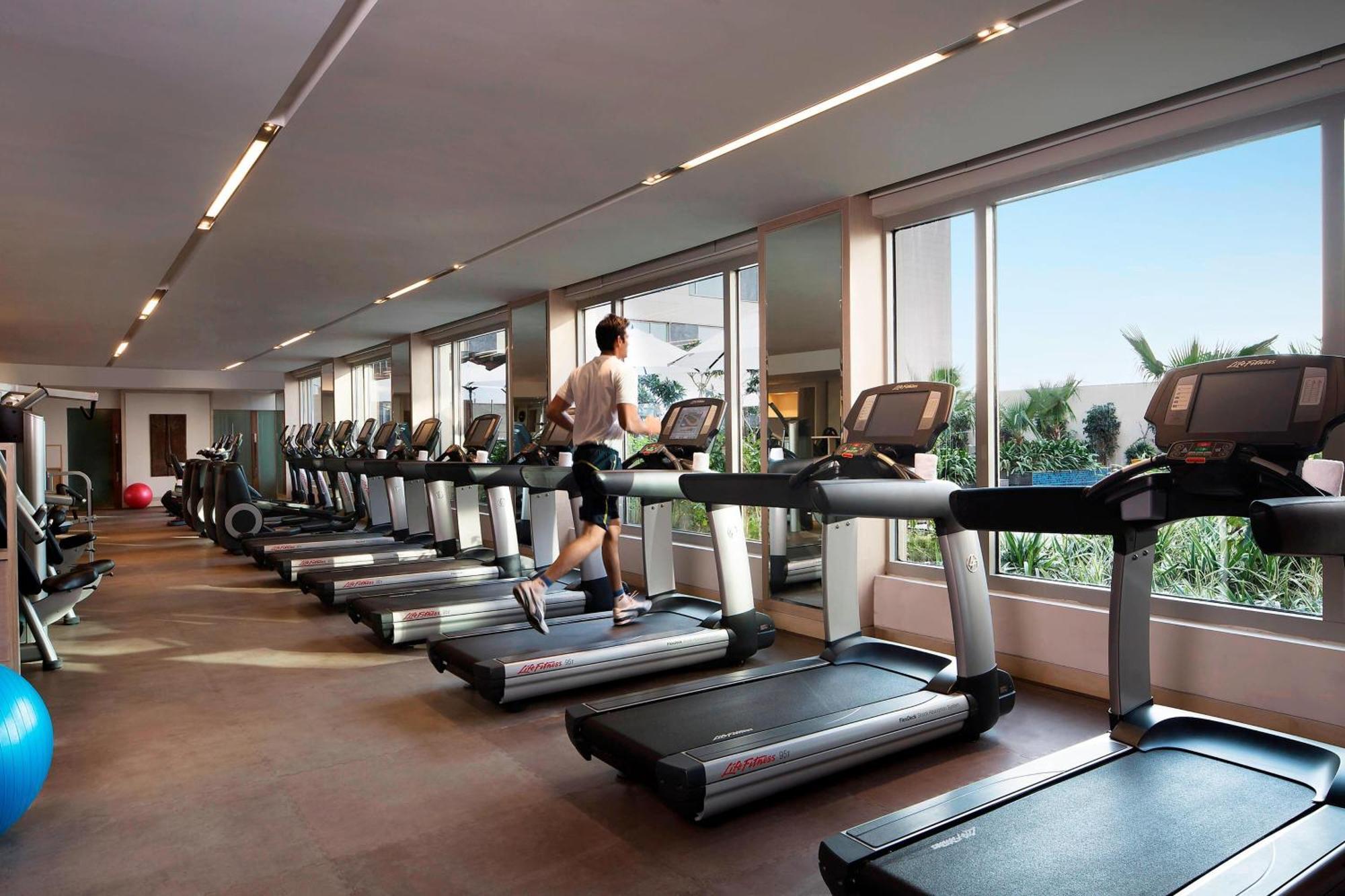 فندق جيه دبليو ماريوت هوتل نيودلهي آيروسيتي المظهر الخارجي الصورة The gym at the hotel